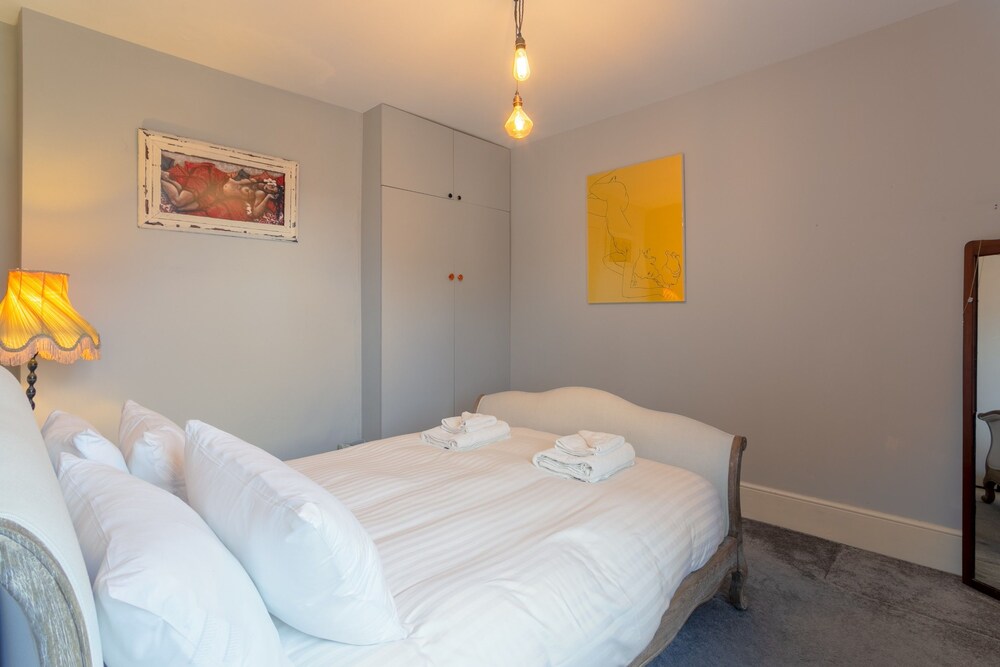 2 Bedroom Apartment Near Queens Park London