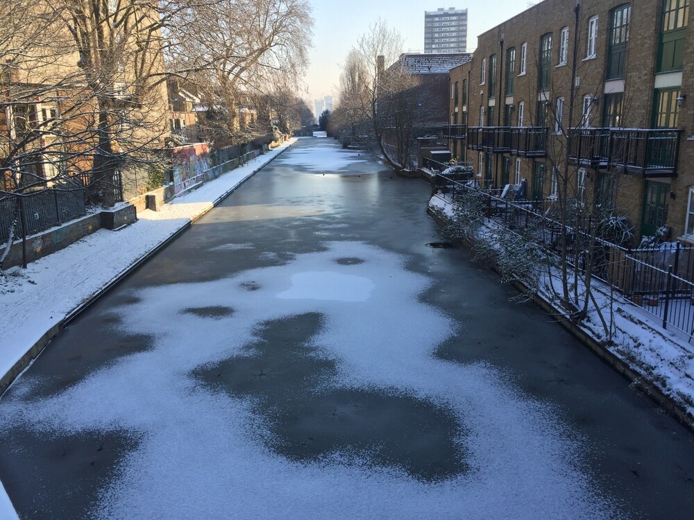 2 Bedroom House In Bow With Garden In London Hotel Rates