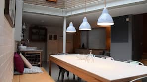Oven, hob, electric kettle, cookware/dishes/utensils