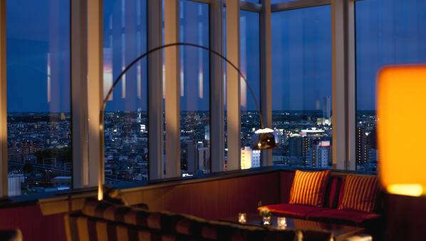 2 bars/lounges, lobby lounge