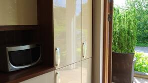 Full-sized fridge, microwave, oven, hob
