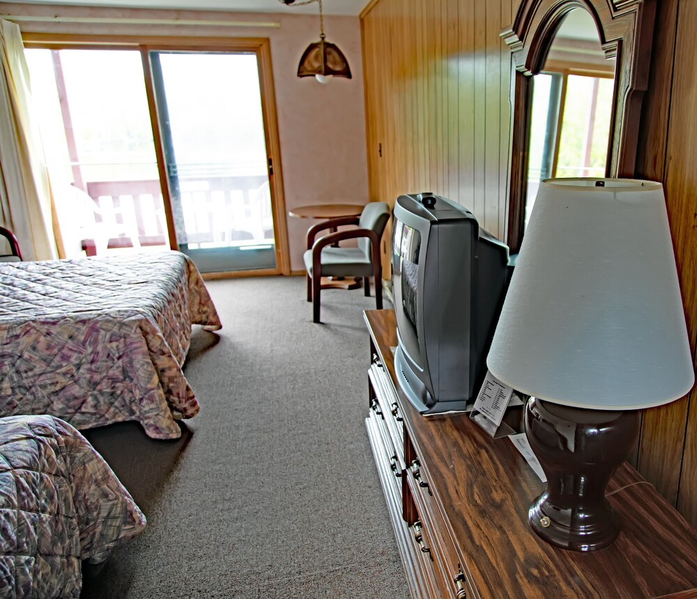 Room, Lake Fanny Hooe Resort-2 Bed With Balcony #11 1 Bedroom Hotel Room by RedAwning