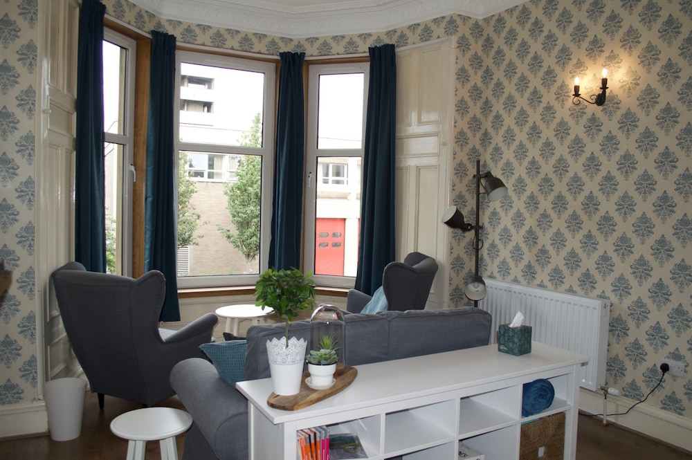 Bright 3 Bedroom Apartment In Bonnington In Edinburgh
