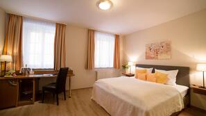 Zimmersafe, Schreibtisch, Verdunkelungsvorhänge, Bügeleisen/Bügelbrett