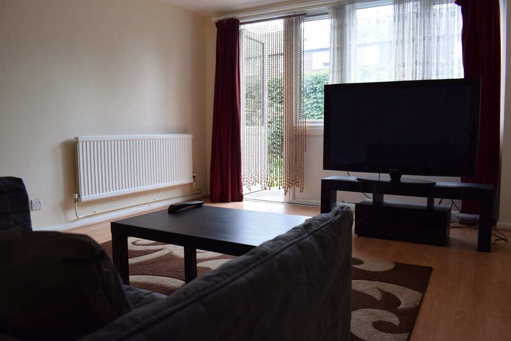 Spacious 2 Bedroom House In Bow In London Hotel Rates