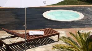 Outdoor spa bath