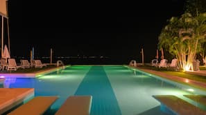 室外泳池;躺椅
