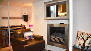 TV, fireplace