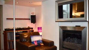 TV, fireplace