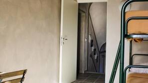 9 camere, una scrivania, tende oscuranti, Wi-Fi gratuito