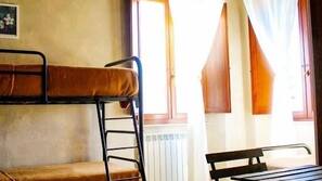 9 camere, una scrivania, tende oscuranti, Wi-Fi gratuito