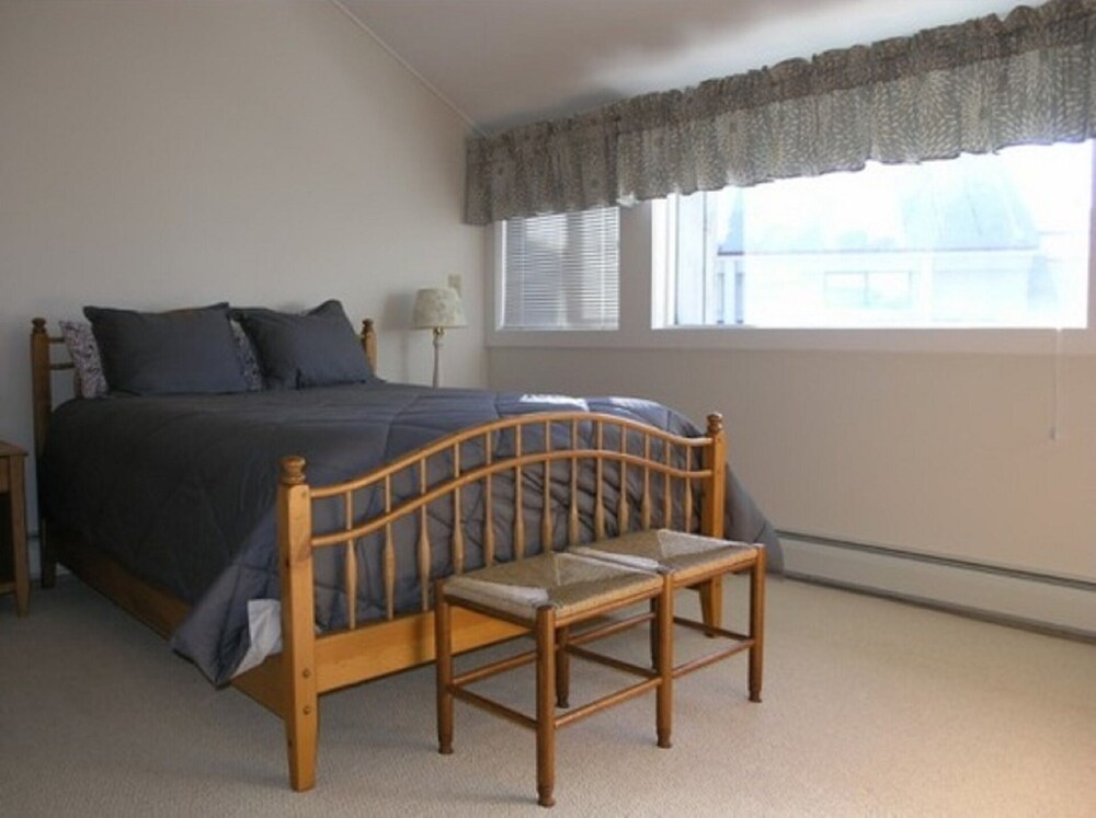 Spacious and charming, 3Bedroom 2Bath townhouse  Sleeps 8-10