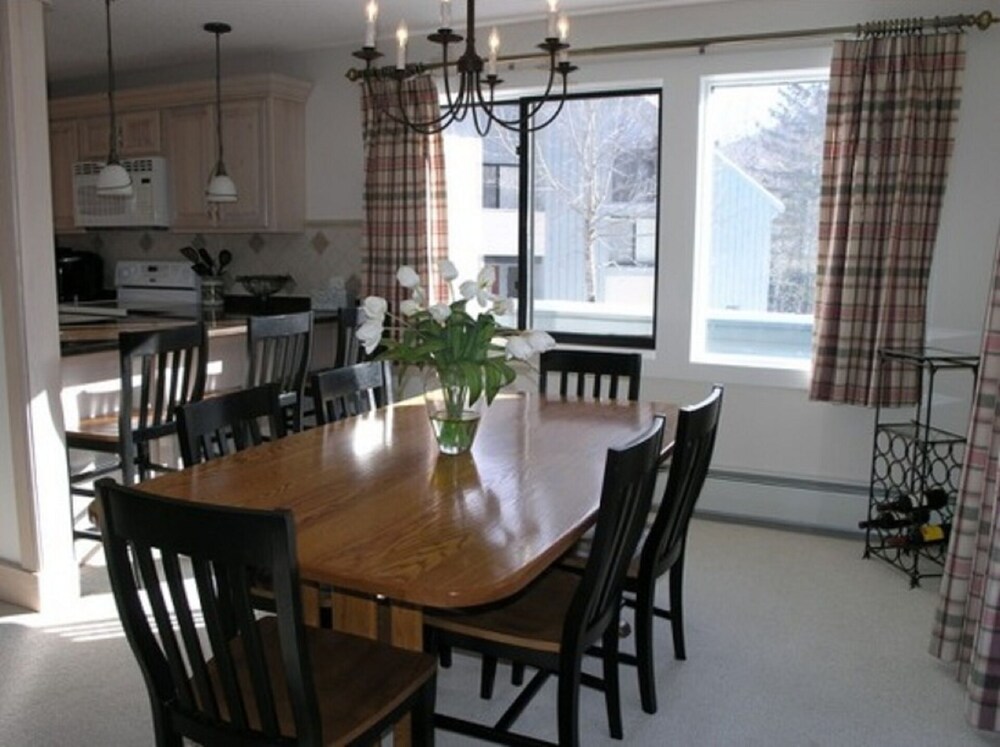 Spacious and charming, 3Bedroom 2Bath townhouse  Sleeps 8-10