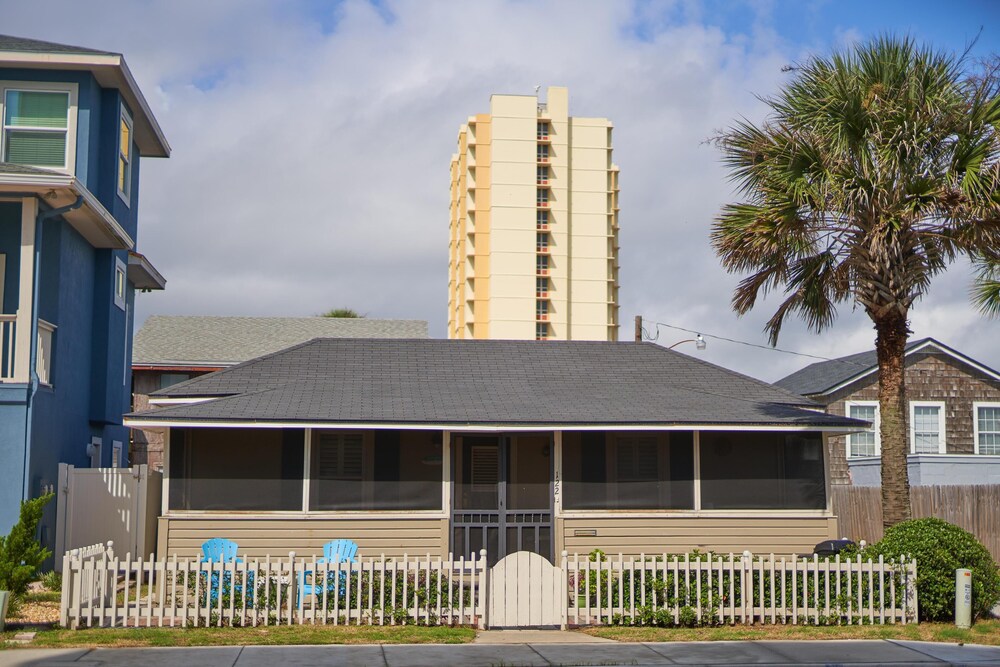 Location! Location! Beach House 100 yards from ocean!