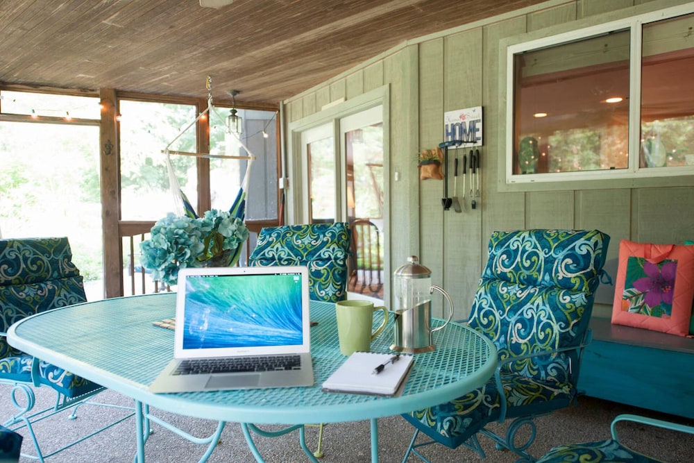 THE Waterfall Walkout & Hilltop Retreat, Sleeps 12+, 4br2ba in Pendleton, United States