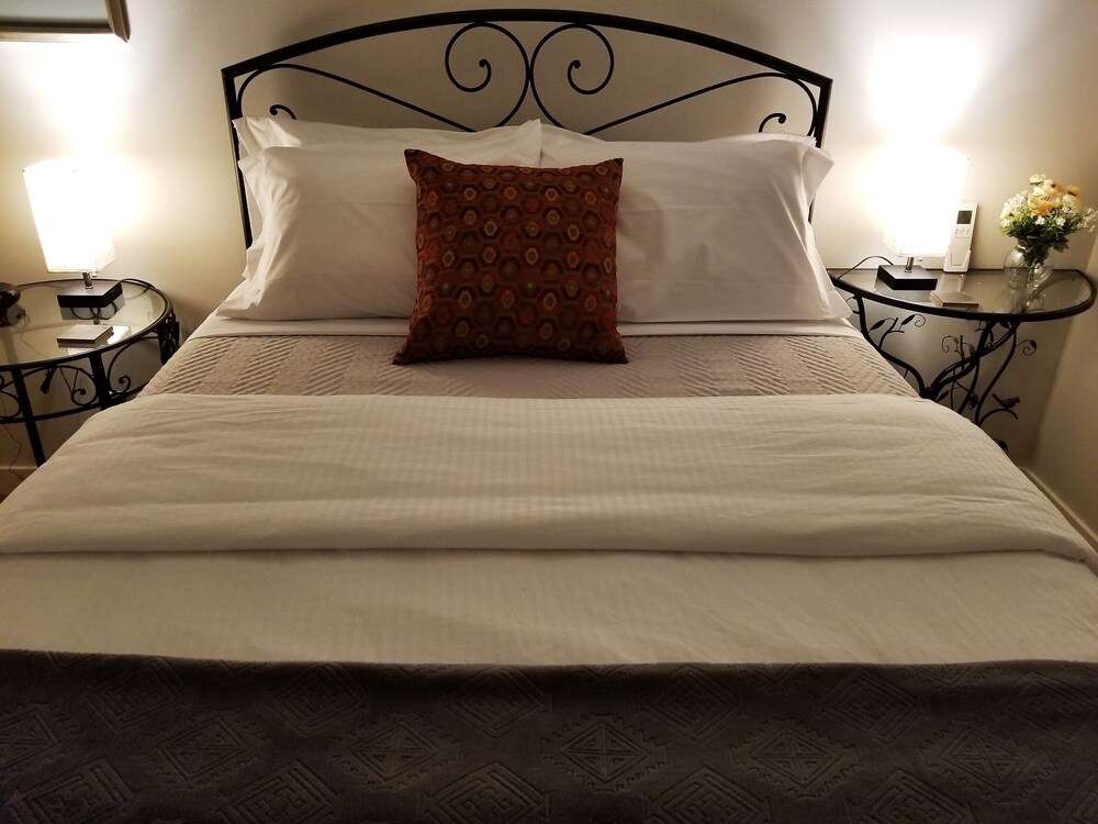 CLASSY, MODERN FAIRHAVEN CONDO WITH GARAGE & EVSE. JUST STEPS TO