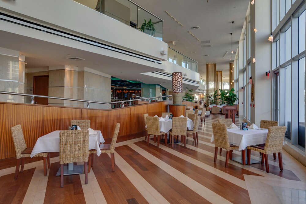 Bright condo with stunning ocean views, pool, & hot tub