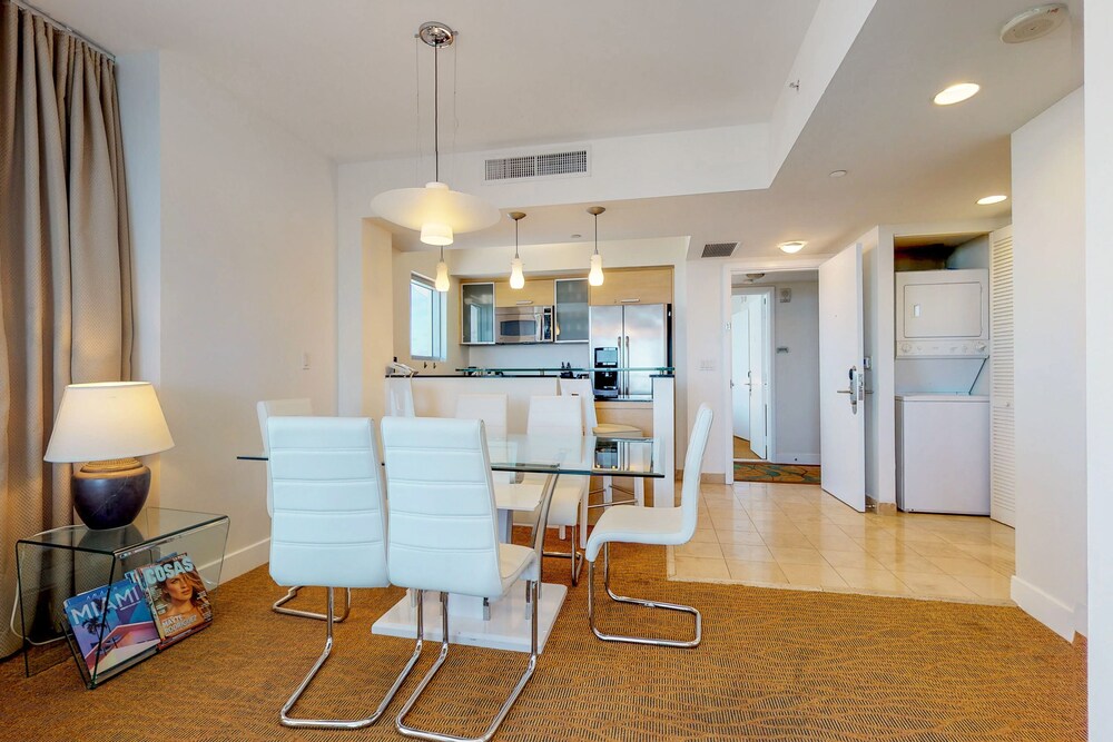 Bright condo with stunning ocean views, pool, & hot tub