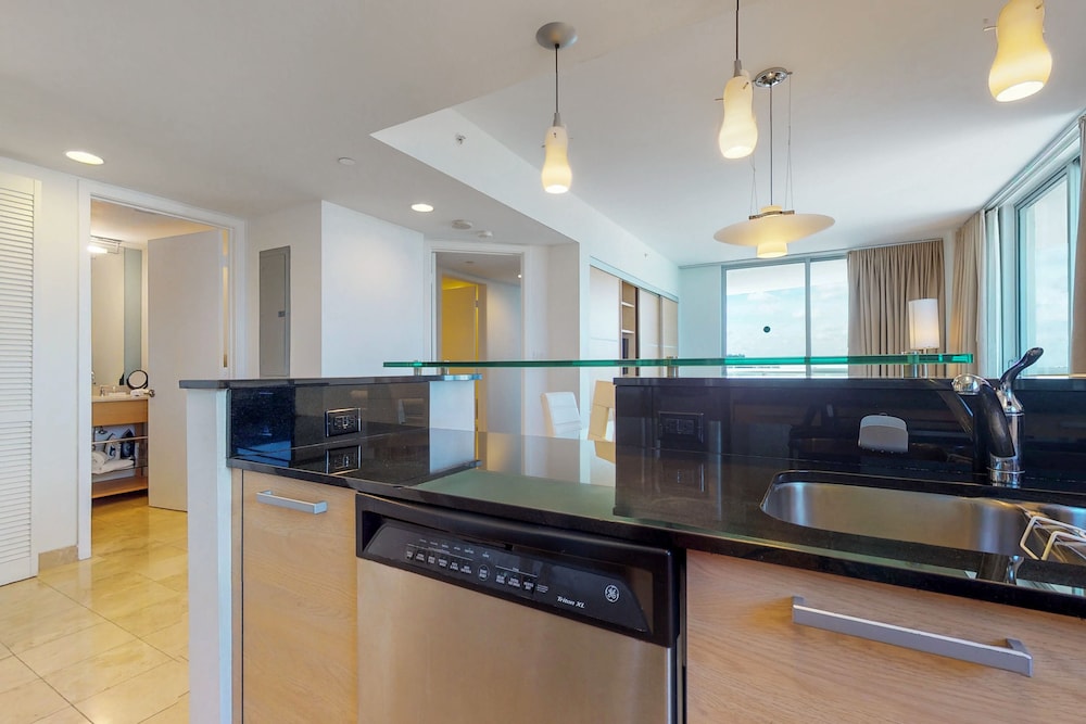 Bright condo with stunning ocean views, pool, & hot tub