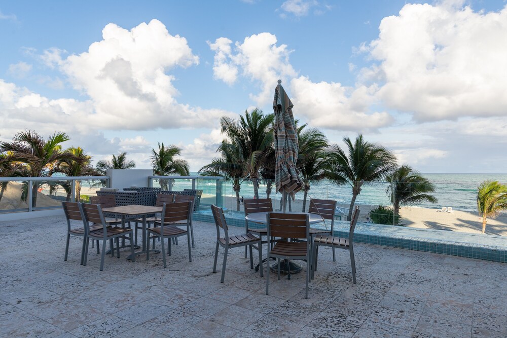 Bright condo with stunning ocean views, pool, & hot tub