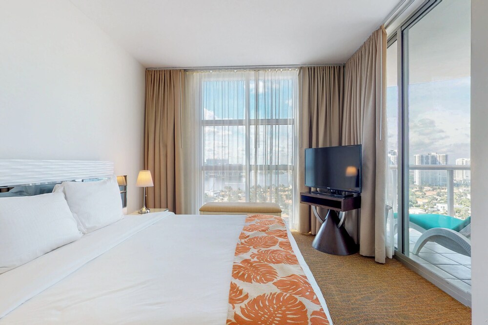 Bright condo with stunning ocean views, pool, & hot tub