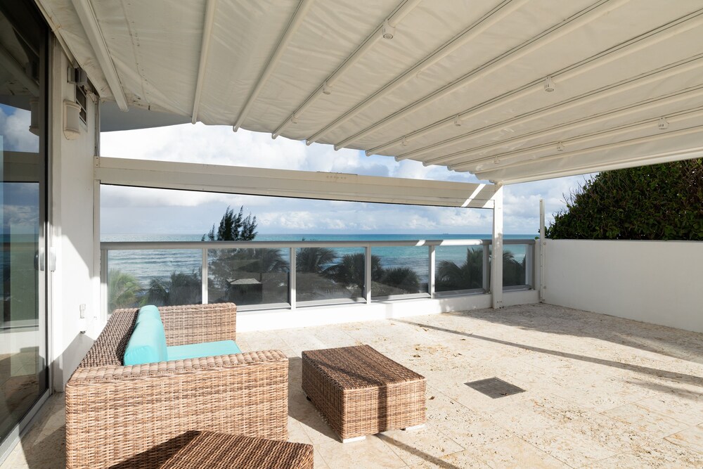 Bright condo with stunning ocean views, pool, & hot tub