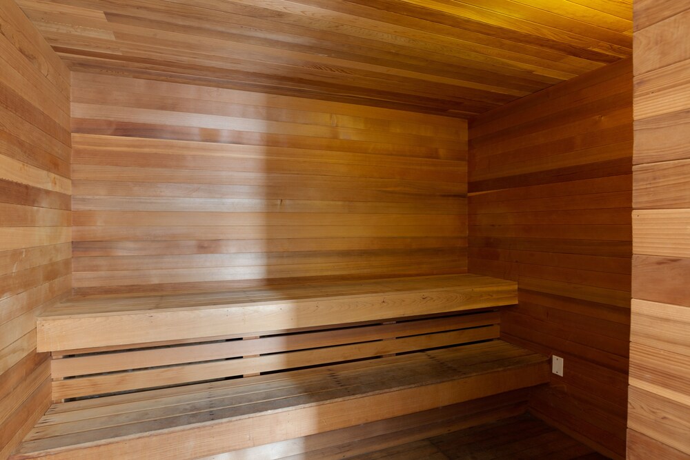 Bright condo with stunning ocean views, pool, & hot tub