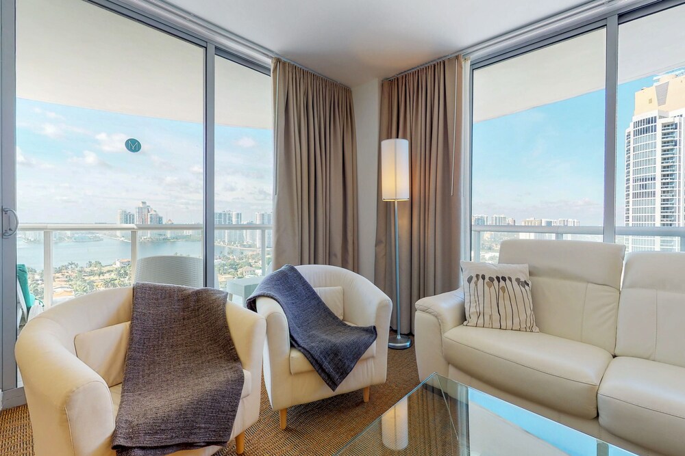 Bright condo with stunning ocean views, pool, & hot tub