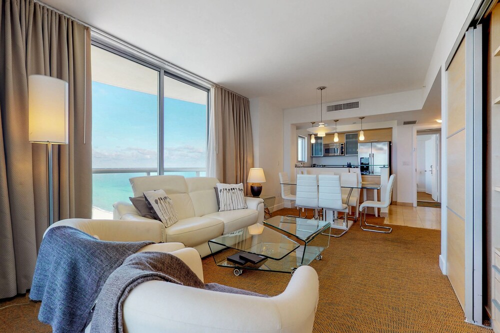 Bright condo with stunning ocean views, pool, & hot tub