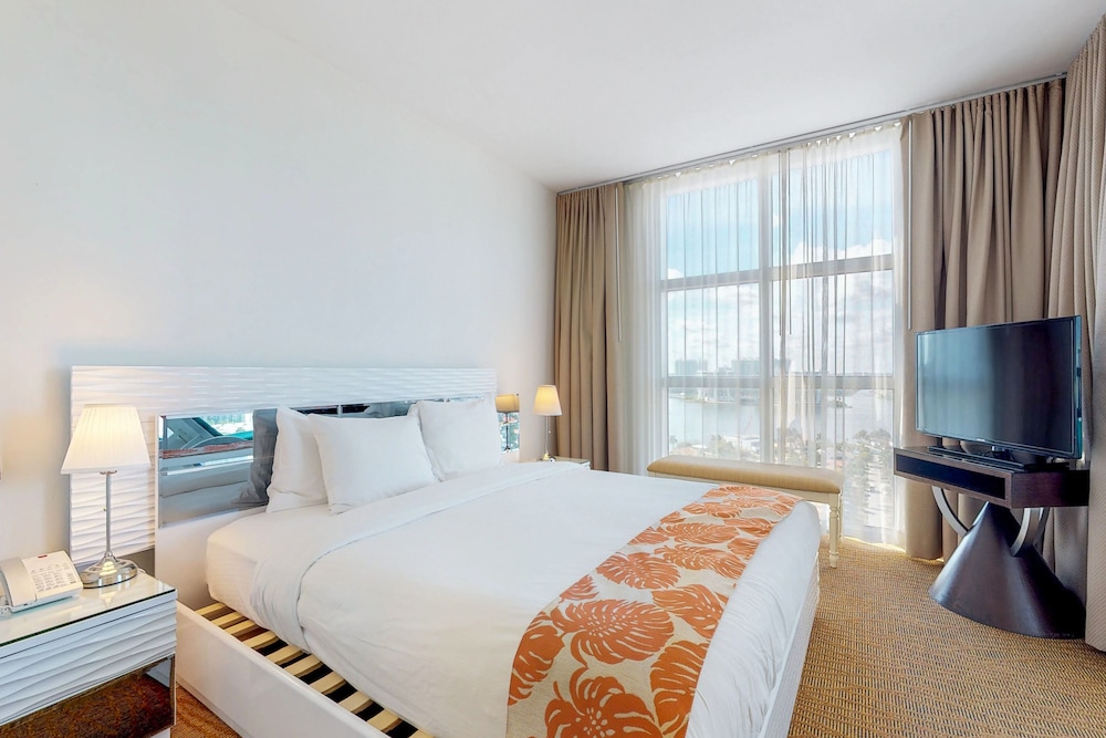 Bright condo with stunning ocean views, pool, & hot tub