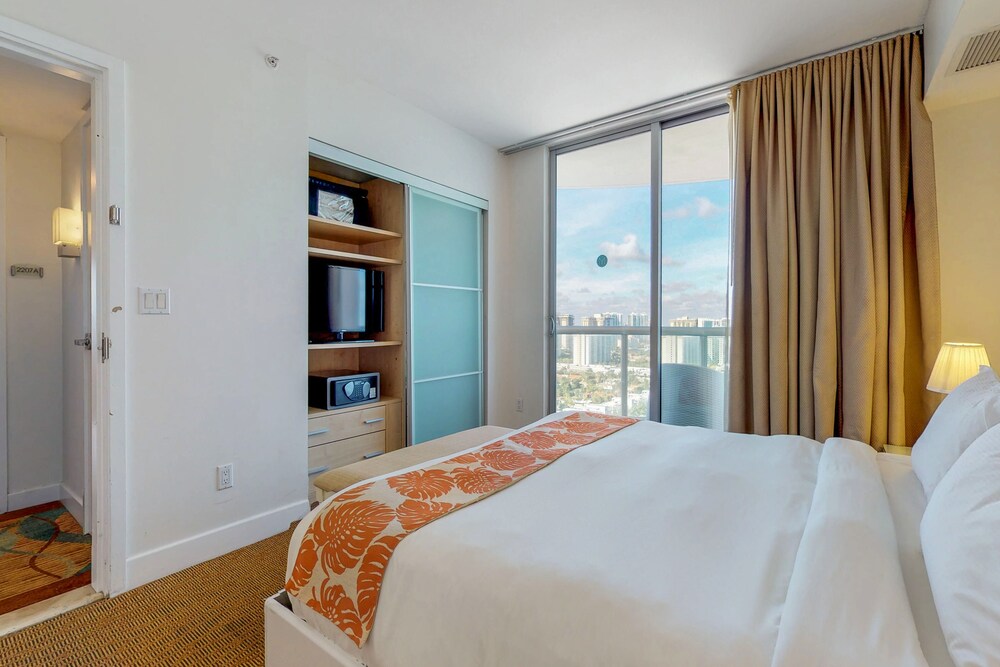 Bright condo with stunning ocean views, pool, & hot tub