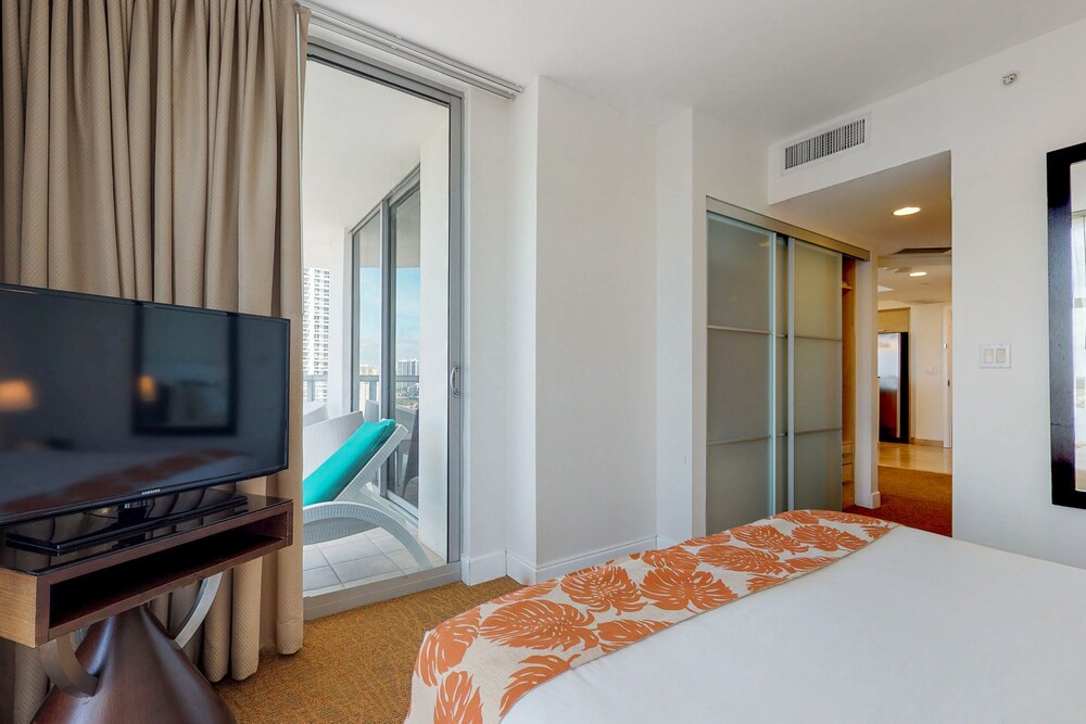 Bright condo with stunning ocean views, pool, & hot tub