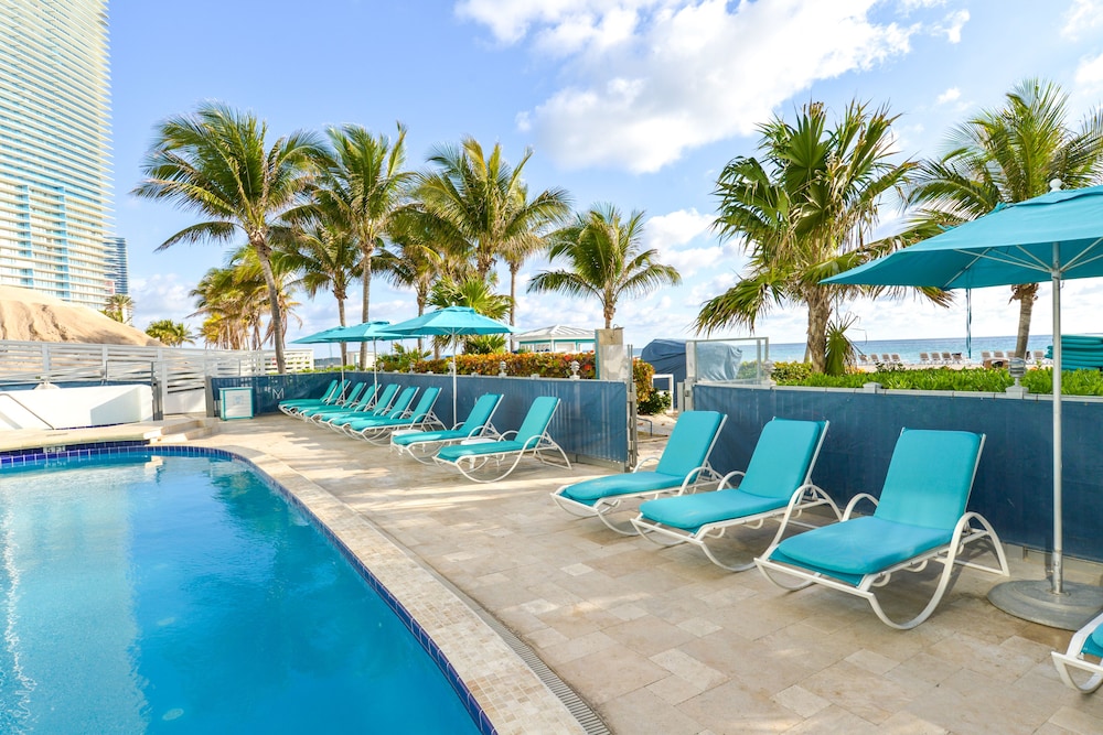 Bright condo with stunning ocean views, pool, & hot tub