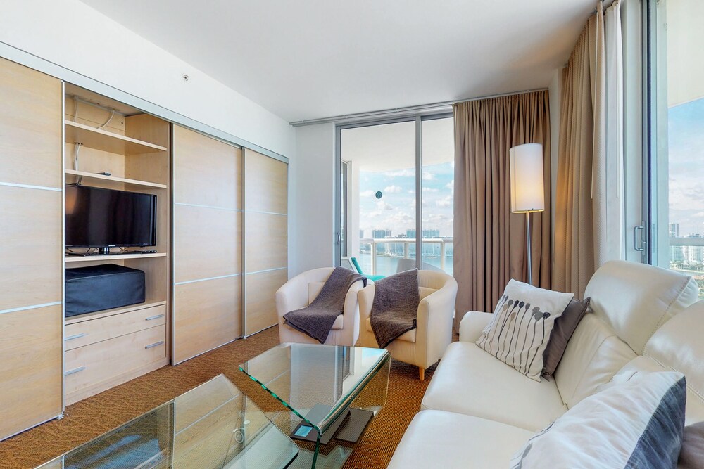 Bright condo with stunning ocean views, pool, & hot tub