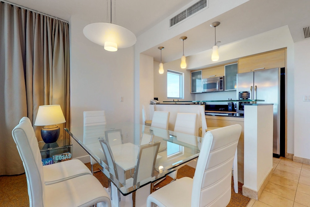 Bright condo with stunning ocean views, pool, & hot tub