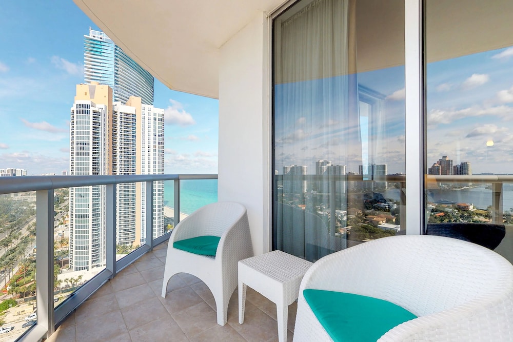 Bright condo with stunning ocean views, pool, & hot tub