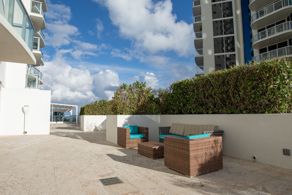 Bright condo with stunning ocean views, pool, & hot tub