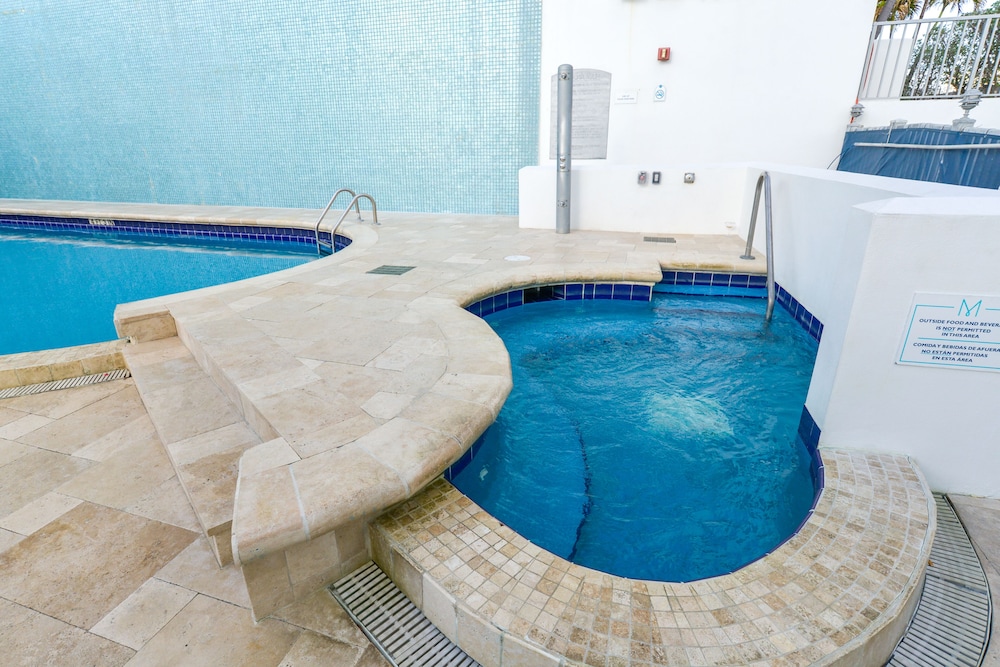 Bright condo with stunning ocean views, pool, & hot tub