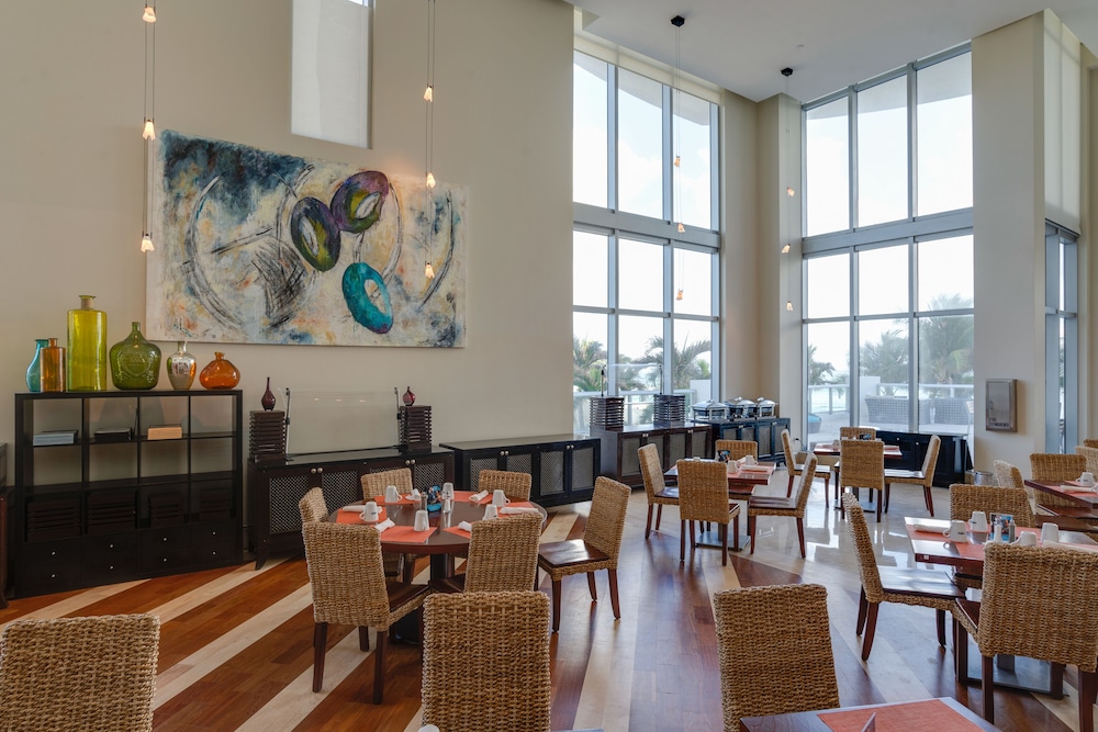 Bright condo with stunning ocean views, pool, & hot tub