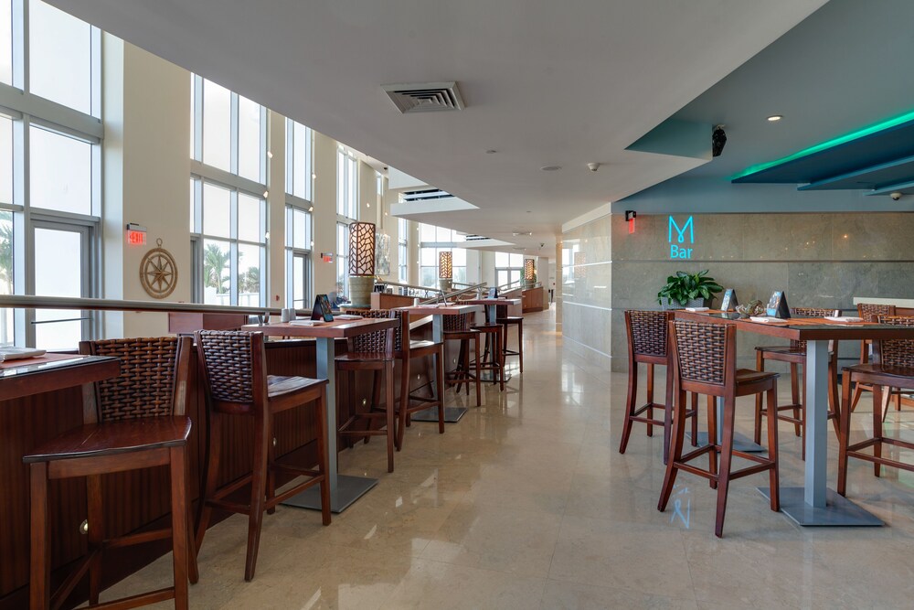 Bright condo with stunning ocean views, pool, & hot tub