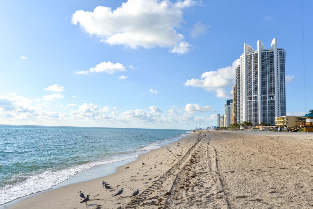 Bright condo with stunning ocean views, pool, & hot tub