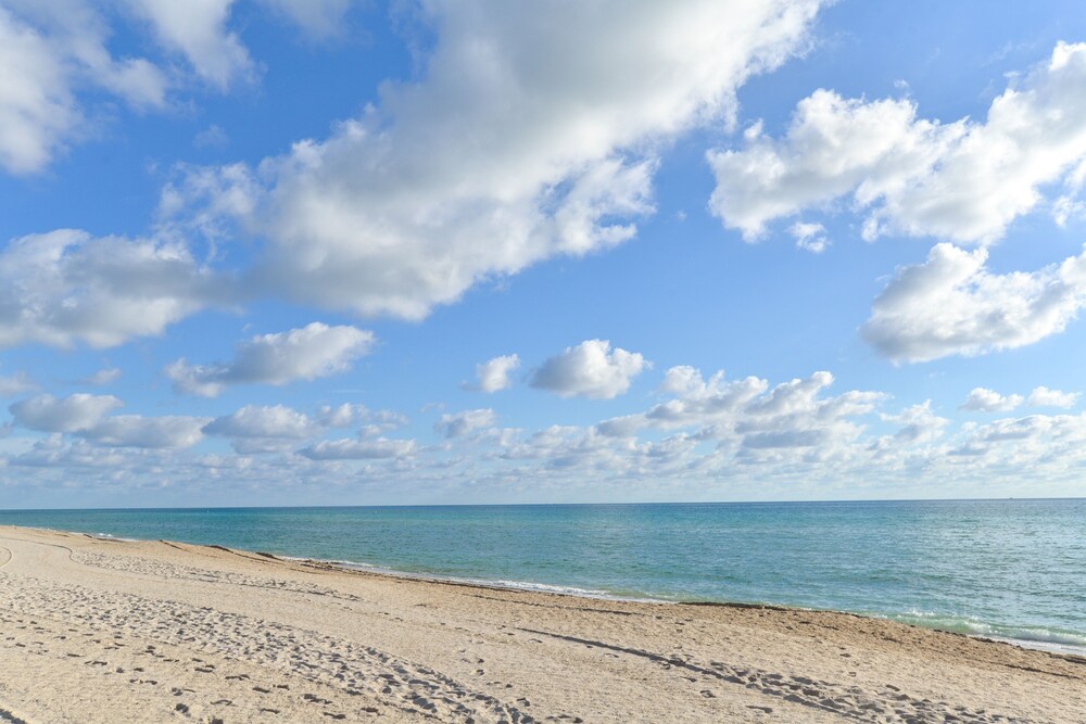 Bright condo with stunning ocean views, pool, & hot tub