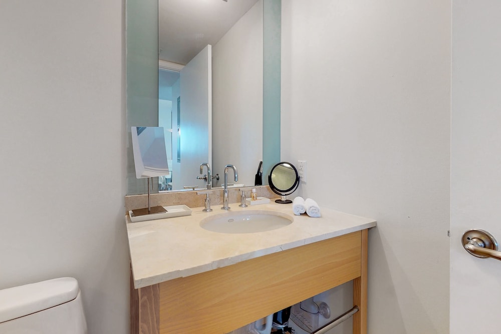 Bright condo with stunning ocean views, pool, & hot tub