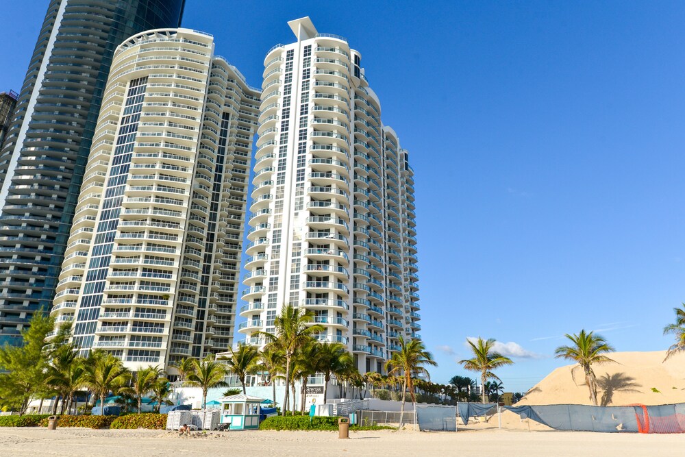 Bright condo with stunning ocean views, pool, & hot tub