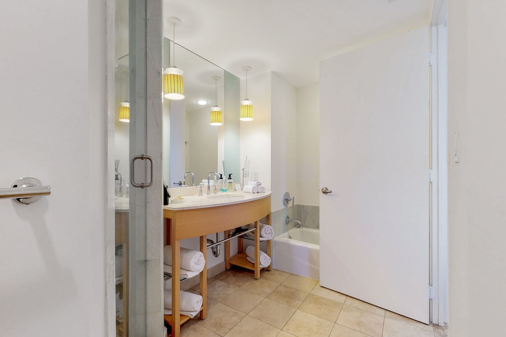 Bright condo with stunning ocean views, pool, & hot tub