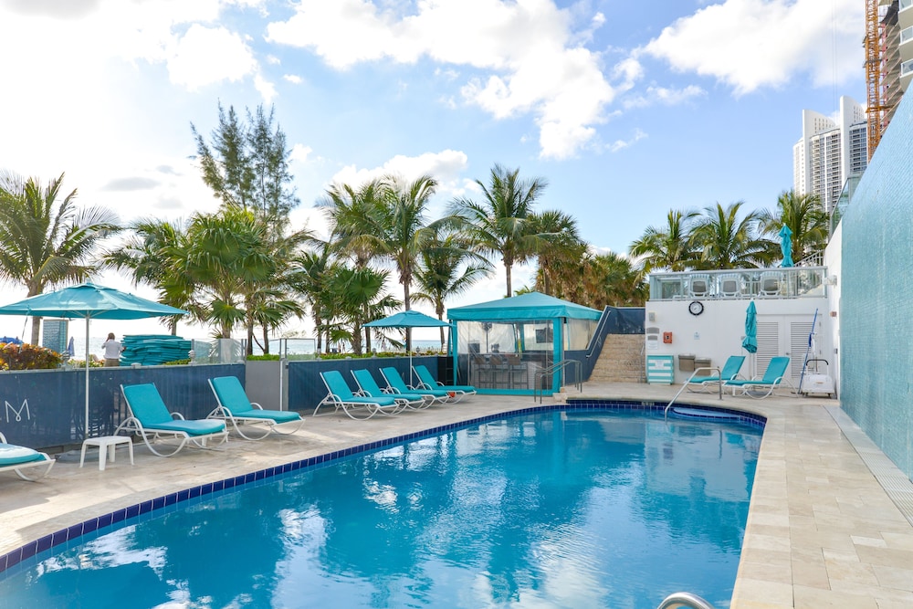 Bright condo with stunning ocean views, pool, & hot tub