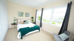 3 bedrooms, down duvet, individually furnished, desk