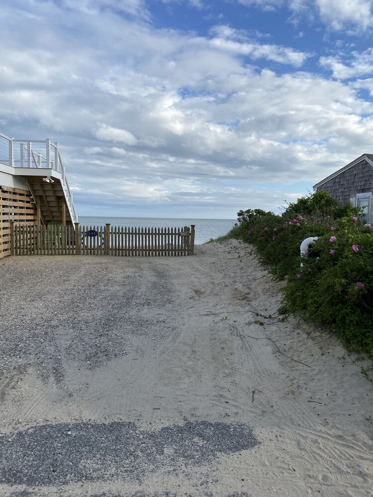 Quaint cottage 100 steps from the Beach