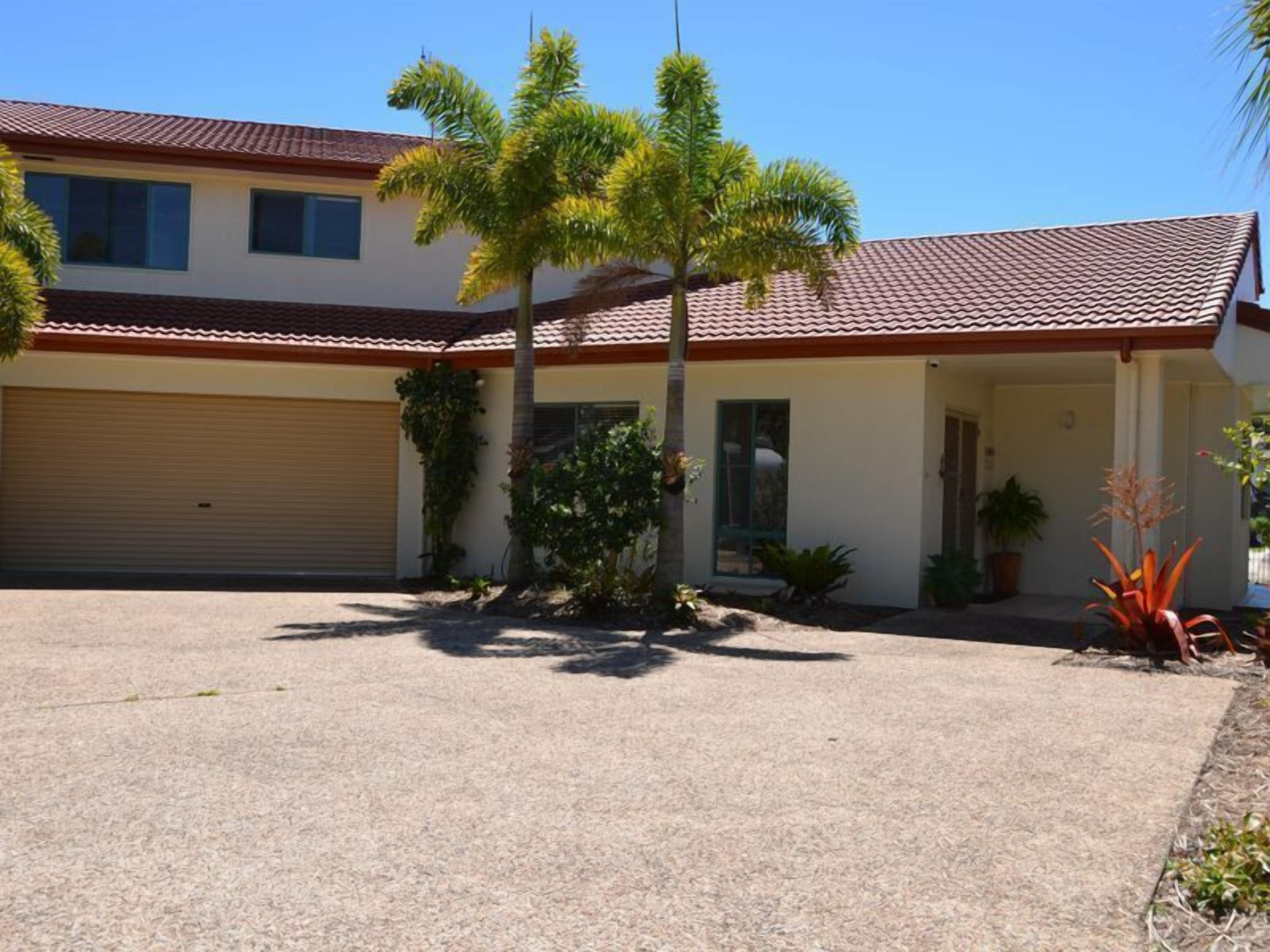 Bayz Maroochy Waters. Pet Friendly Stunning Sunshine Coast property with kayaks