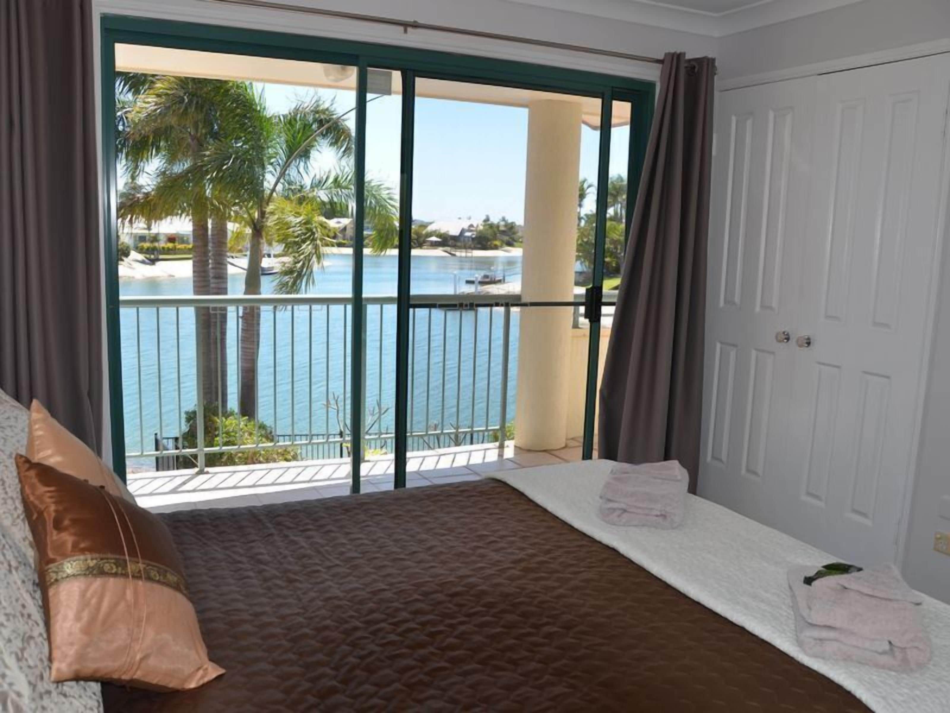 Bayz Maroochy Waters. Pet Friendly Stunning Sunshine Coast property with kayaks